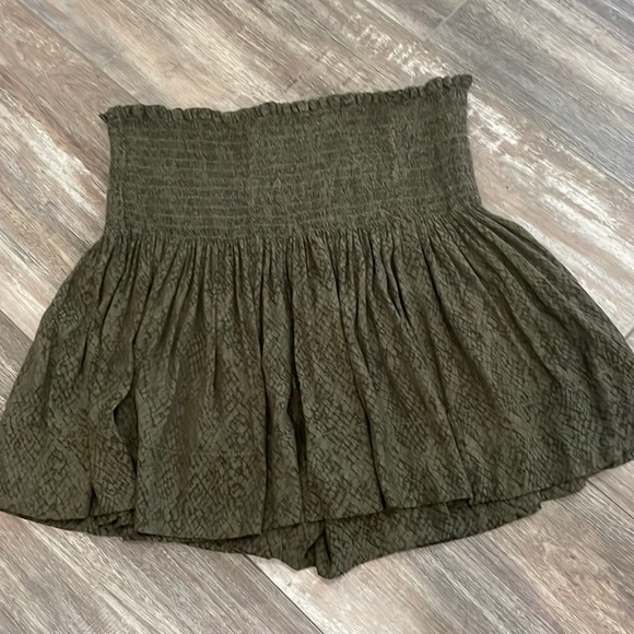 koch M olive python erica smocked shorts - Picture 1 of 5